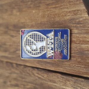 B421 women's international‎ tennis association pin vintage